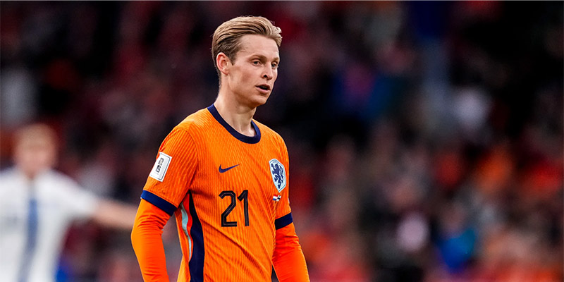 Frenkie De Jong luôn là tâm điểm của tuyến giữa
